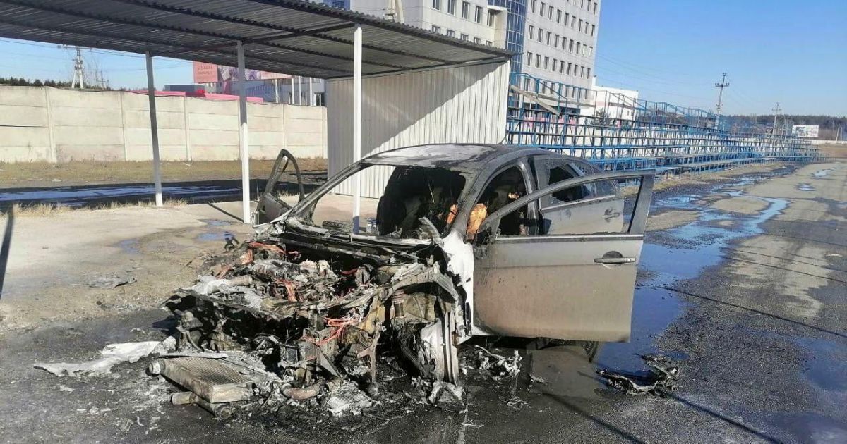 Під Києвом на автодромі "Чайка" автомобіль загорівся просто на ходу / © Патрульная полиция Киевской области / Facebook