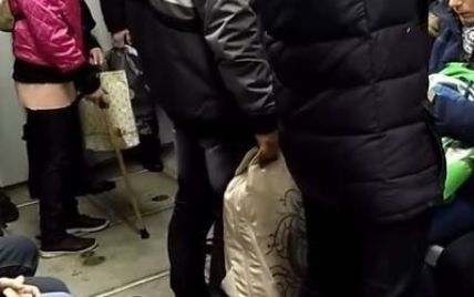 Оскорбления и средний палец на камеру. В киевском метро показали неприличную попрошайку