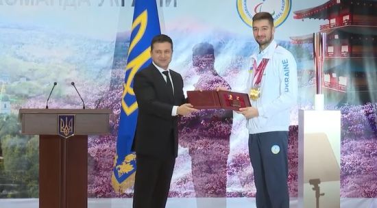 "Ти кращий за Фелпса": Зеленський дав звання Героя України паралімпійцю-чемпіону Крипаку і особисто вручив нагороду