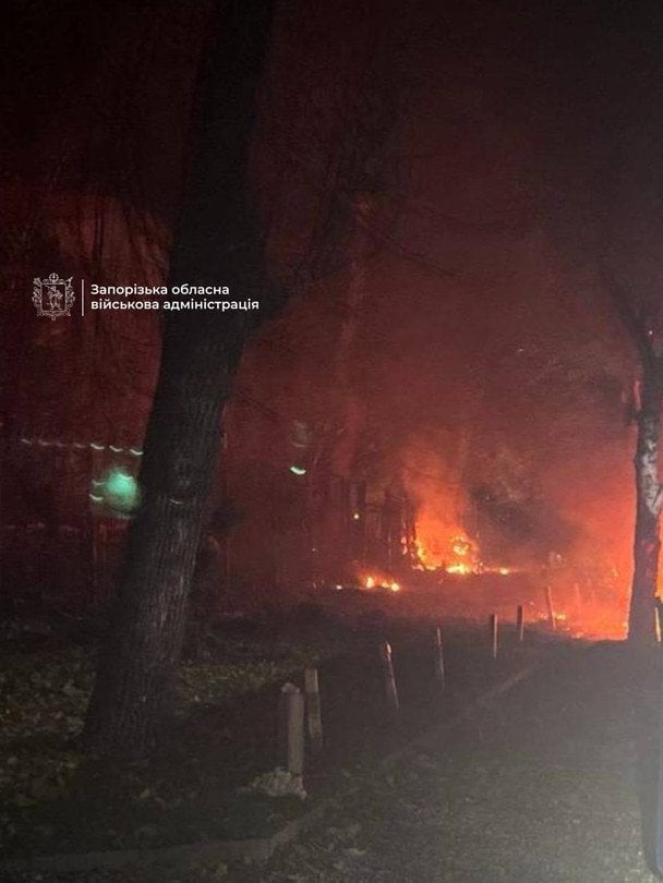 Росія вдарила по Запоріжжю: пошкоджені будинки та комерційна будівля, є поранений