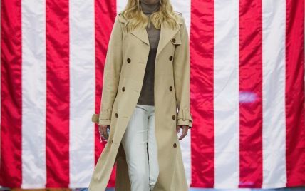 Тренч и белые брюки: простой осенний образ Иванки Трамп
