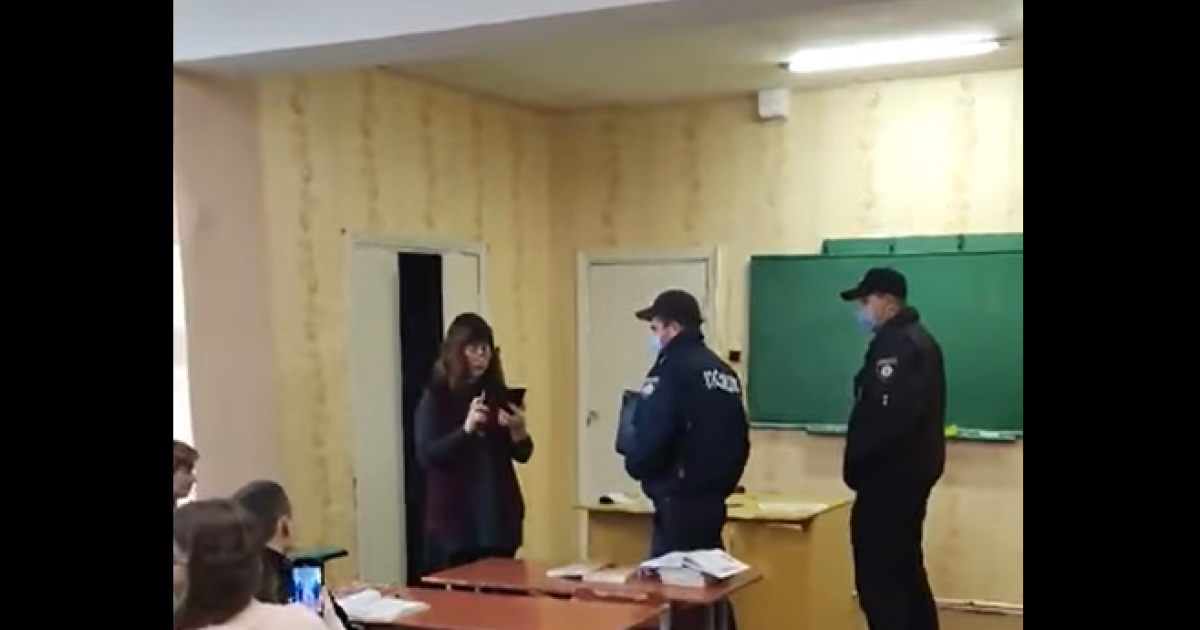 Требовали покинуть школу: в Александрии полицейские пришли на урок к учительнице-антивакцинаторке