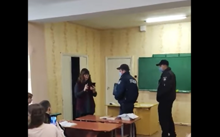 Вимагали покинути школу: в Олександрії поліцейські прийшли на урок до вчительки-антивакцинаторки