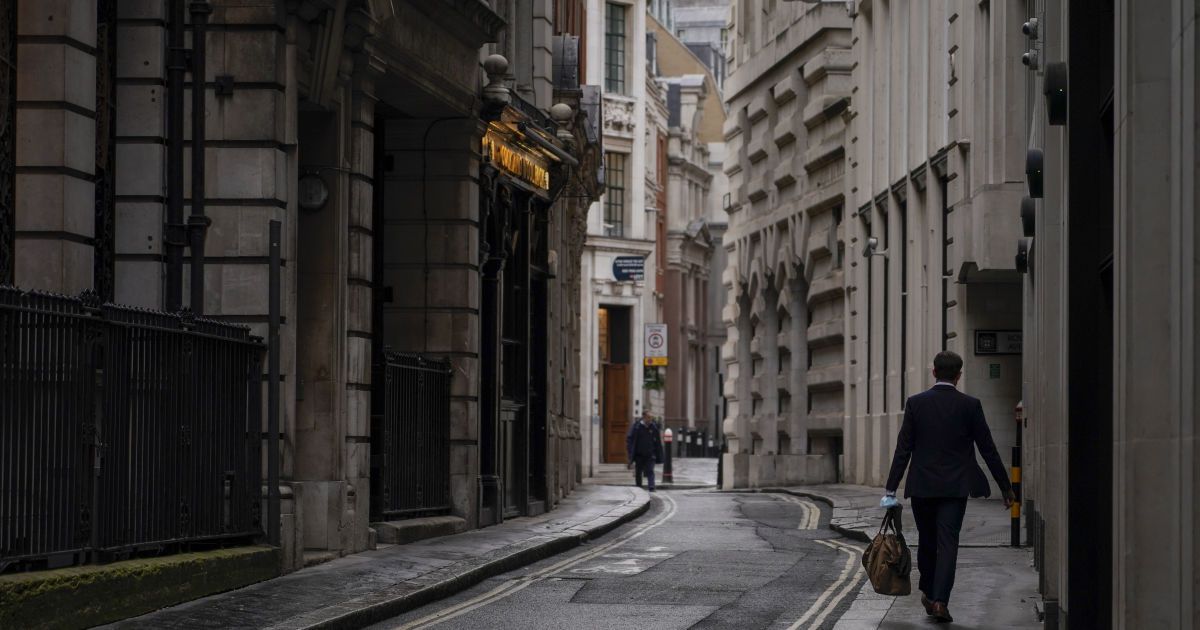 Штам "Омікрон" виявили в ще одній сусідній країні: де саме