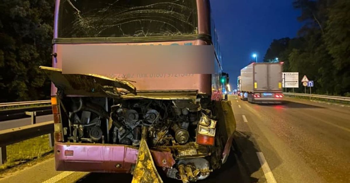 Під Києвом вантажівка влетіла в автобус з пасажирами