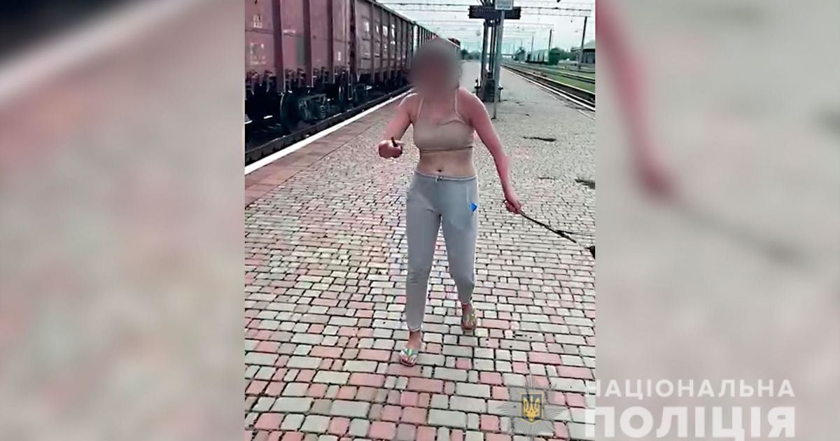 Бігала вулицею з ножем: у Полтавській області жінка порізала правоохоронця