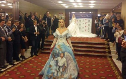 В Сети высмеивают свадебное платье с принтом крылатого Путина в полный рост