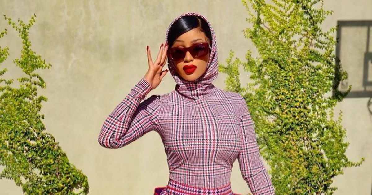 Фигуристая Cardi B в металлическом костюме вызвала фурор пышным бюстом и бедрами