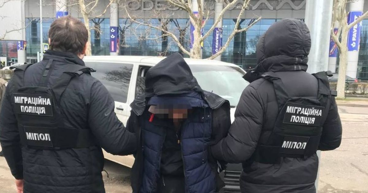 Вербовал моряков для перевозки нелегалов: в Одессе задержали мужчину по подозрению в торговле людьми