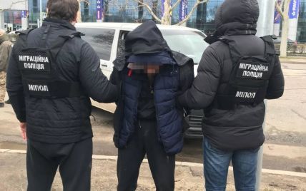 Вербовал моряков для перевозки нелегалов: в Одессе задержали мужчину по подозрению в торговле людьми