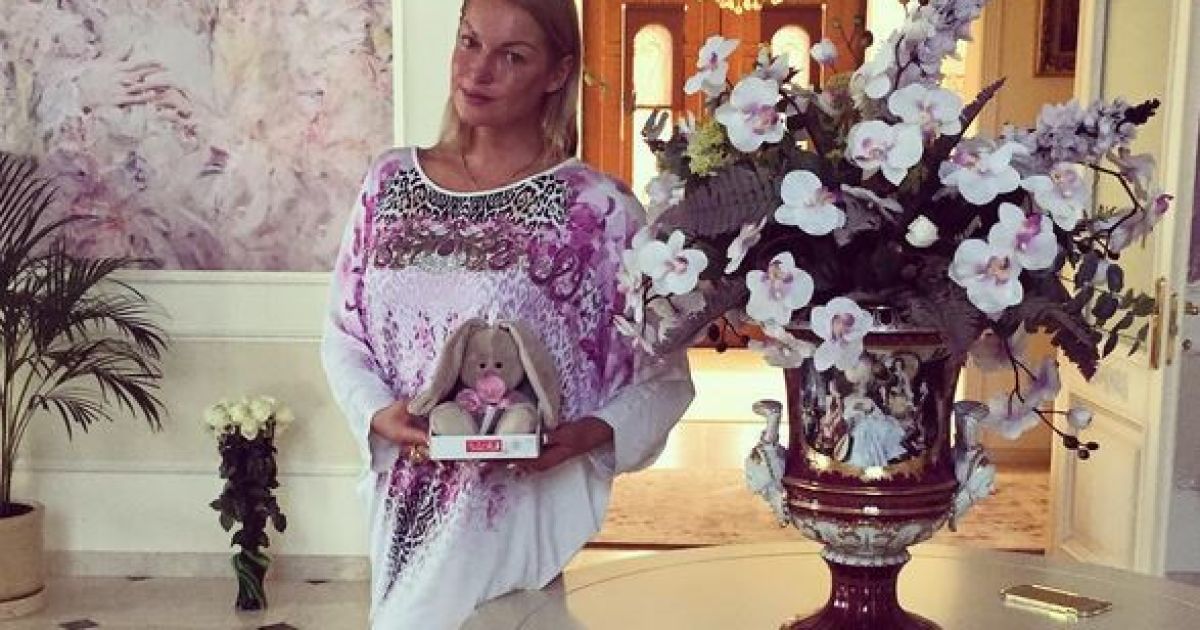 Анастасия Волочкова в своем доме