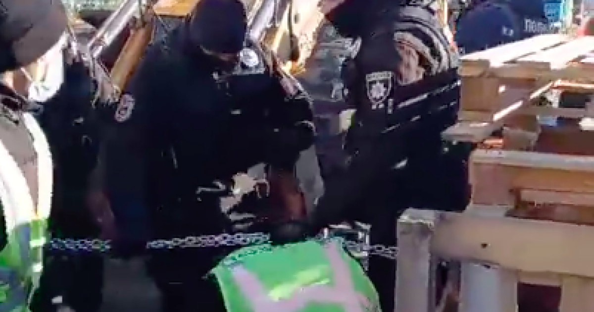 У Києві на Микільській Слобідці поліціянти відтіснили людей, щоб проїхала техніка забудовників