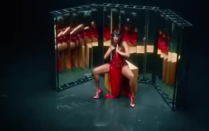 Пристрасна Настя Каменських у новому кліпі влаштувала сексуальні танці у напівтемряві