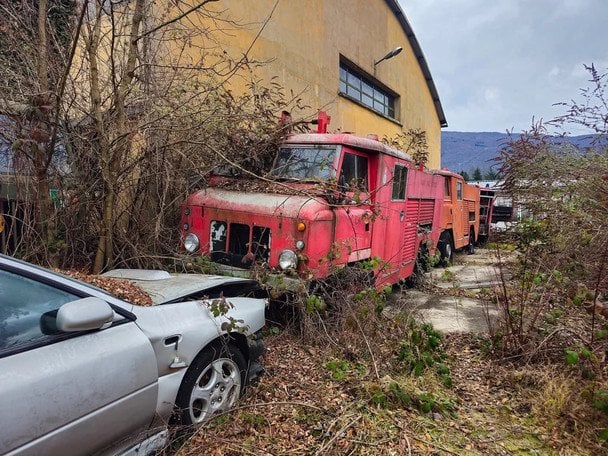 У Нідерландах натрапили на занедбану базу з реставрації класичних авто / © Reddit.com