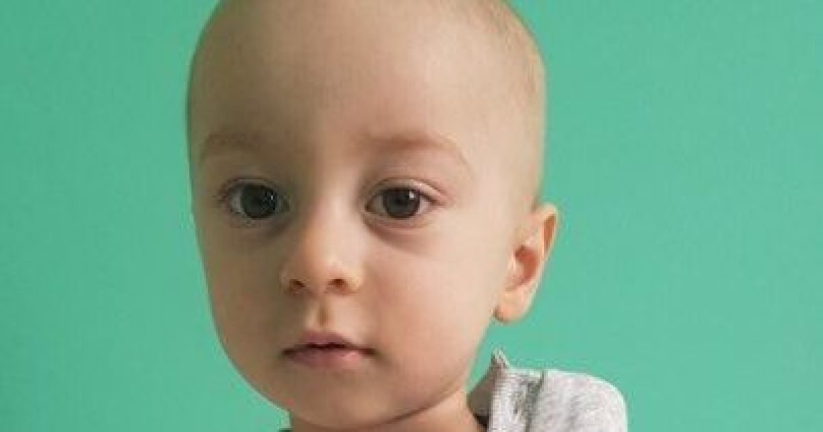 Полуторагодовалый Давид, который страдает редкой формой рака крови, просит срочной помощи