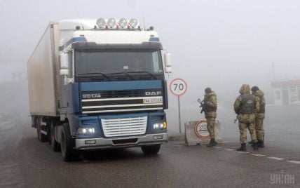 Блокировка российских фур на Буковине: анонимы угрожают активистам поджечь грузовики