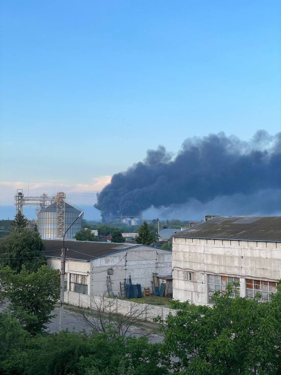На Луганщині палає військовий склад окупантів (фото, відео)