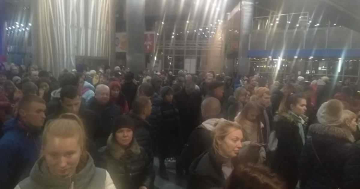 Билетный ажиотаж. В Киеве на ж/д вокзале образовались огромные очереди из желающих уехать на праздники