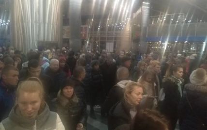 Квитковий ажіотаж. У Києві на залізничному вокзалі утворилися шалені черги з охочих поїхати на свята