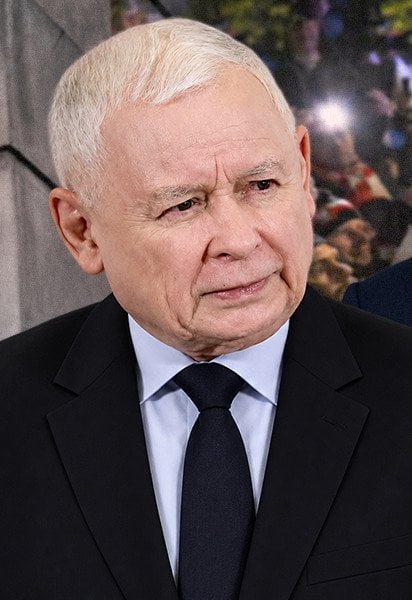 После смены главы польского конституционного трибунала президент Навроцкий силой ночью прорвался в здание суда.