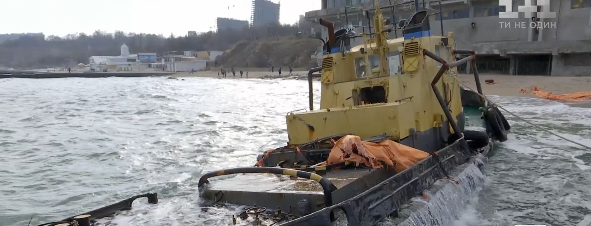 В Одессе буксир контрабандистов застрял на пляже и загрязняет воду