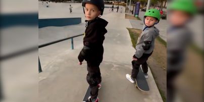 MONATIK показал, как учил маленьких сыновей кататься на скейтборде в Киеве
