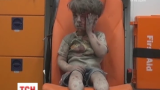 Хлопчик витирає пил та кров з обличчя: з'явилось відео наслідків російських авіаударів у Сирії