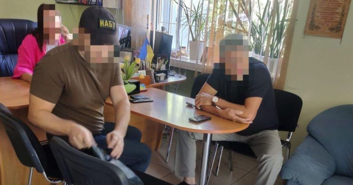 Підозрювані в організації незаконного виїзду з України чоловіків призовного віку / Фото: НАБУ