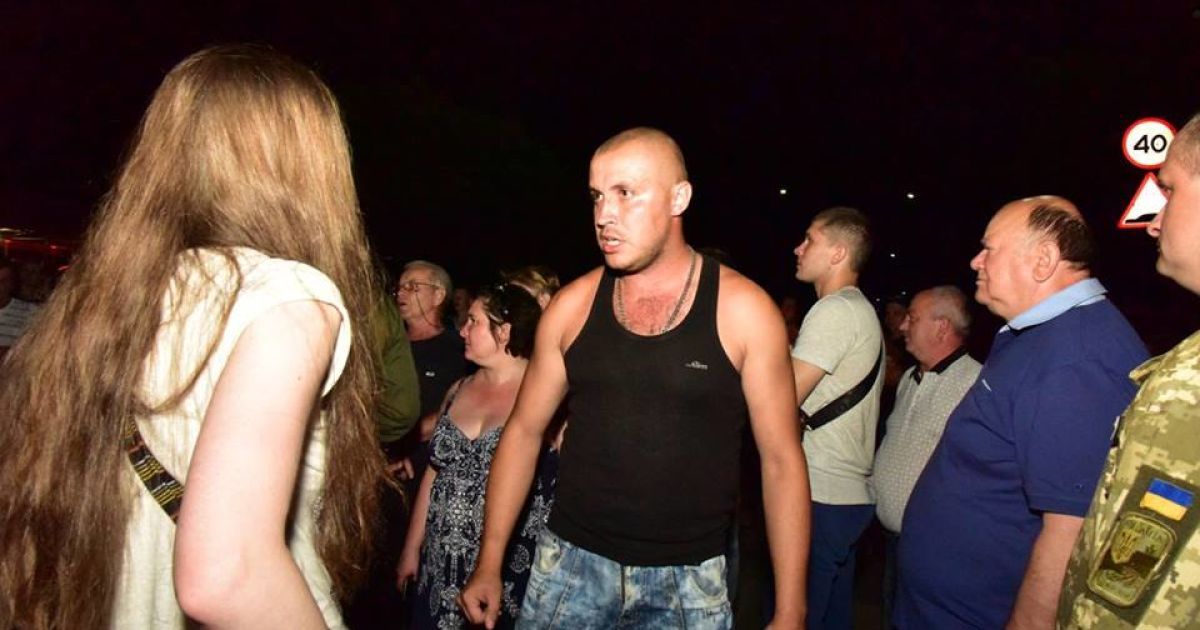 У Торецьку місцеві на чолі з колишніми в'язнями блокували українських військових