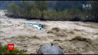 На севере Индии бурный поток воды потопил большой пассажирский автобус
