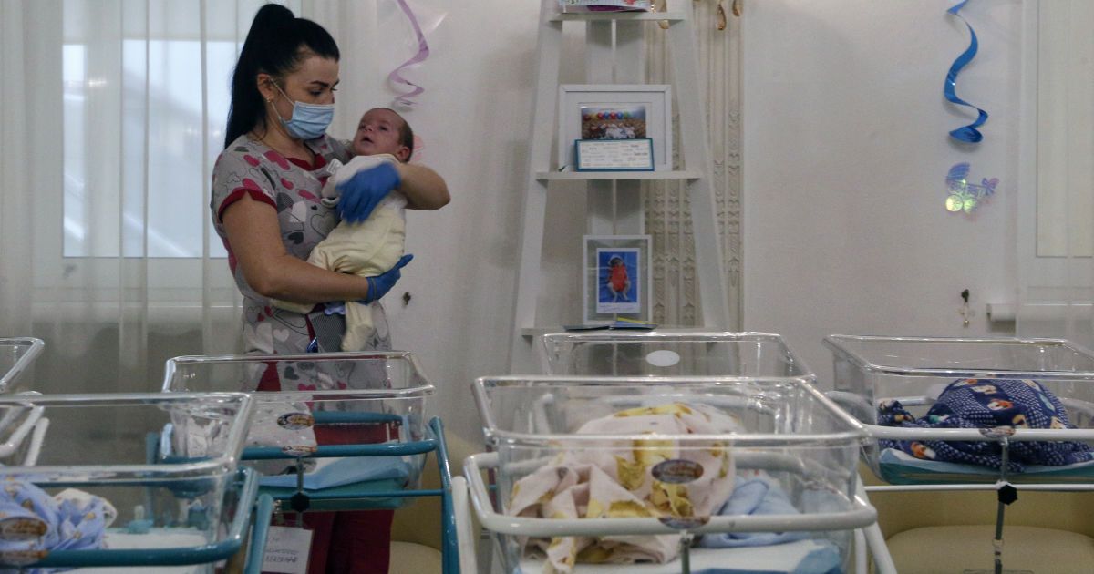 Сурогатний карантин: 11 родин іноземців нарешті побачать своїх народжених в Україні дітей 