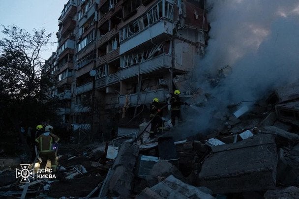 Ракетний удар по Києву: під завалами будинку шукають людей, а у зруйнованій ветклініці рятують шиншил (відео)