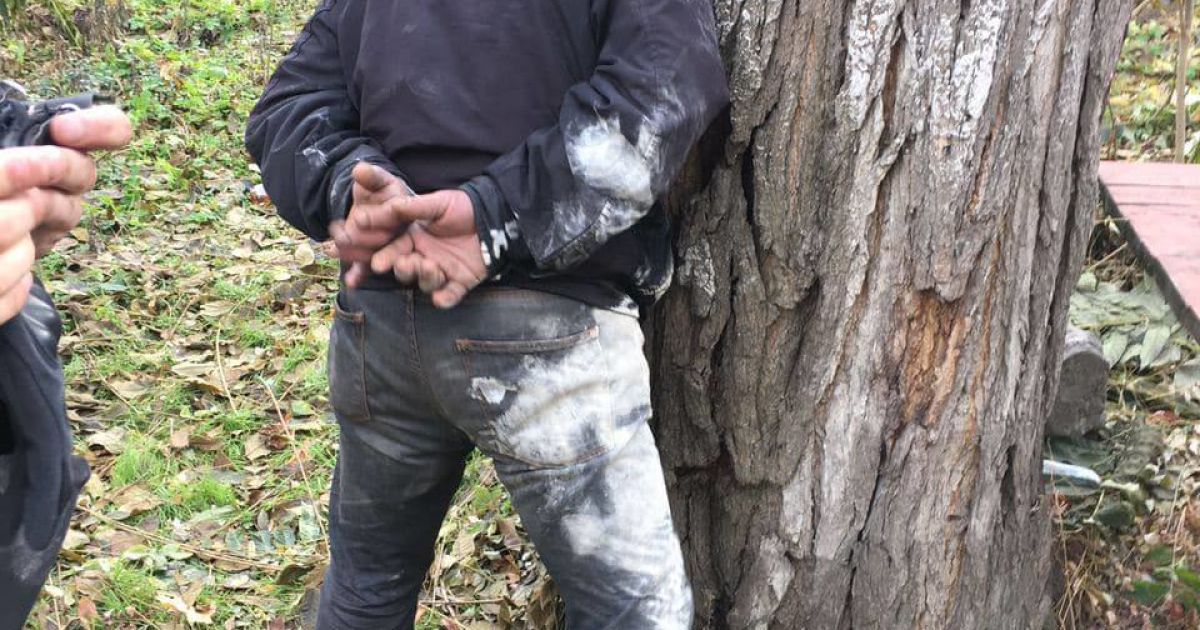 У Дніпрі безхатько вдерся в чужу квартиру, оселився там і продав меблі