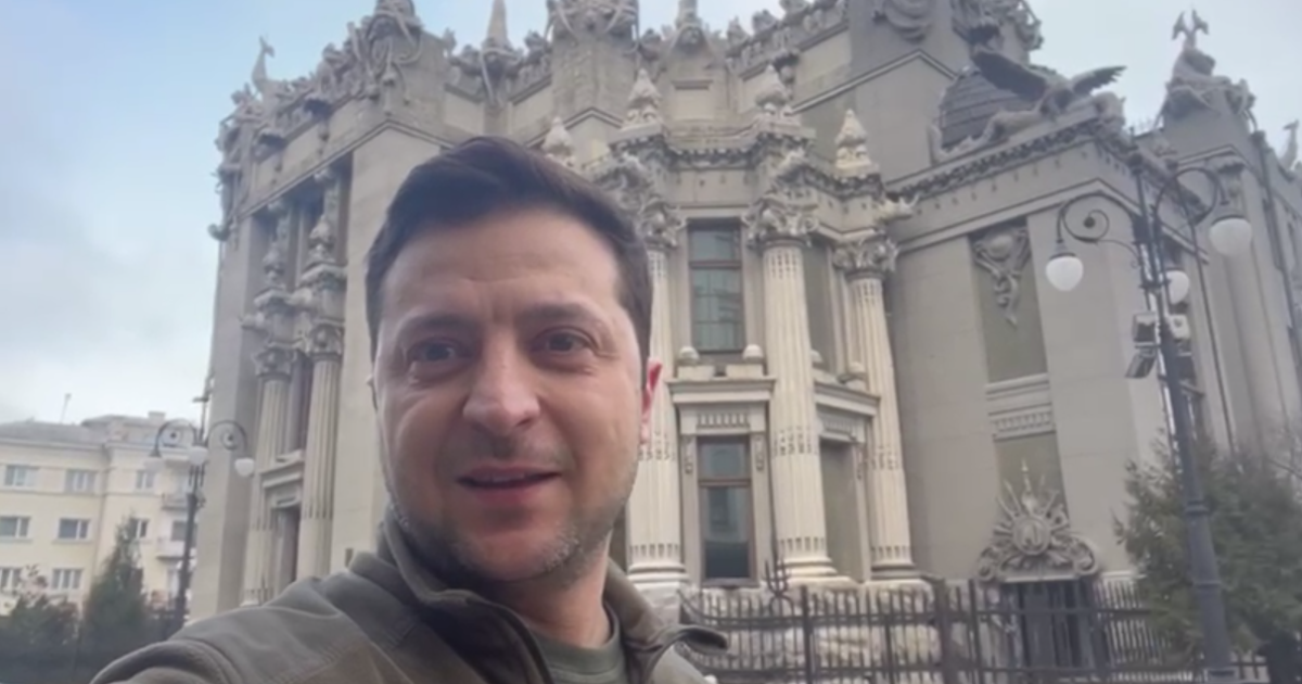 "Ніяку зброю ми не складемо": Зеленський звернувся до українців через фейк у Мережі (відео)