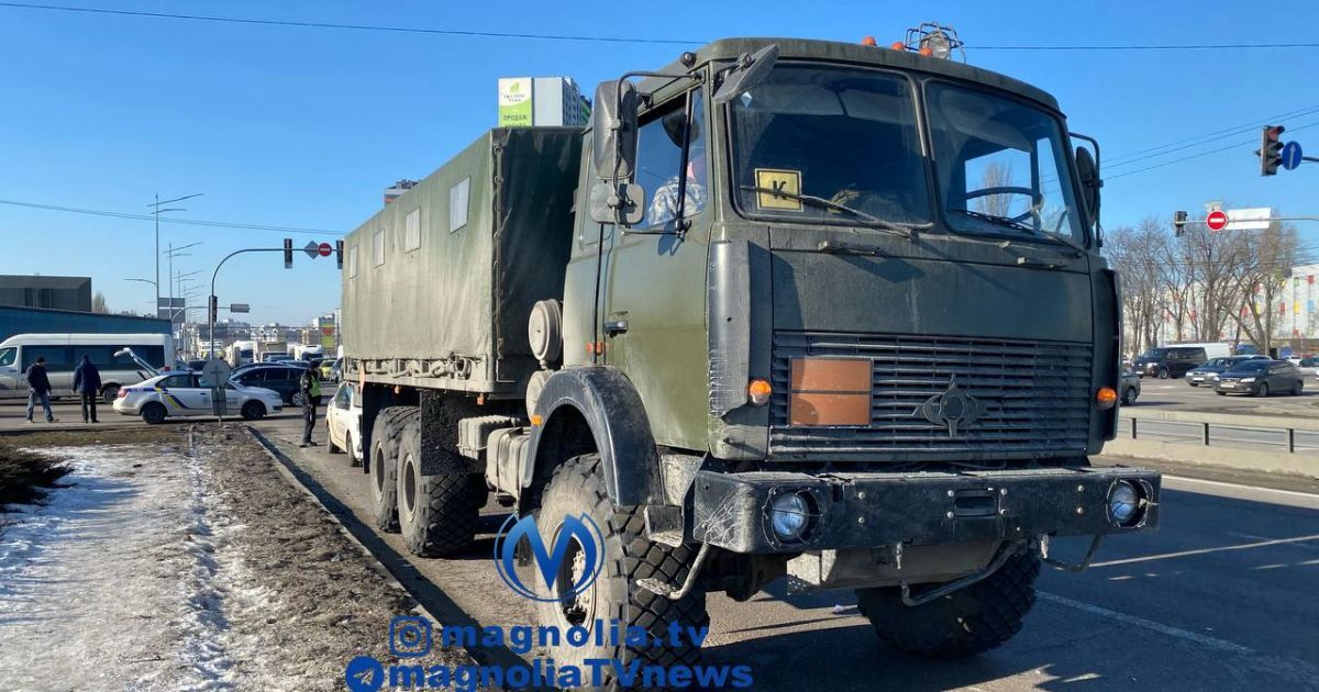 У Києві на Харківській площі вантажівка військових протаранила дві автівки