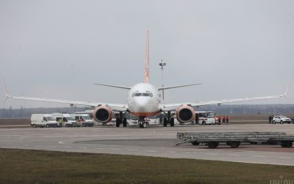 В "Борисполе" пассажиры из Катара отказываются ехать на обсервацию: самолет окружила Нацгвардия