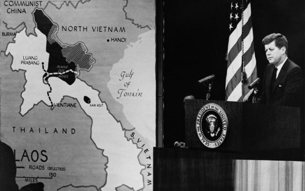Президент Кеннеді біля мапи Південно-східної Азії, 1961 / © CIA