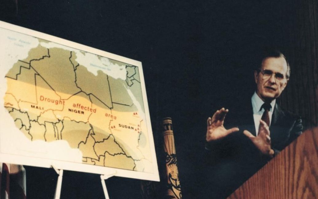 Президент Буш-старший біля мапи "Посуха в Африці", 1985 / © CIA
