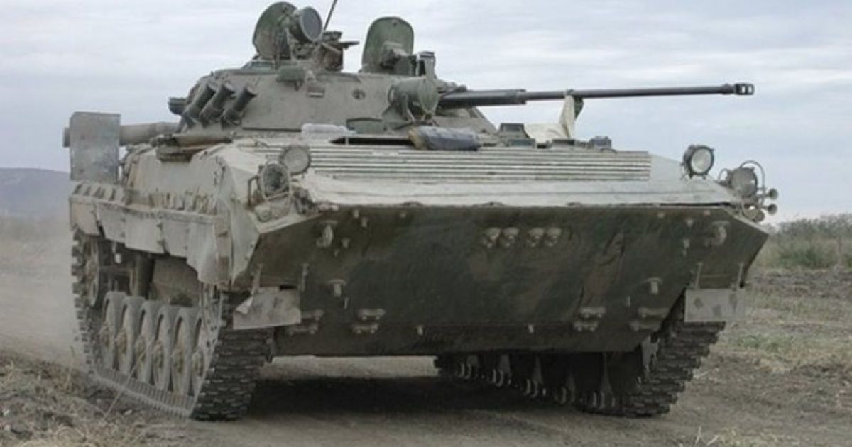 На Донбассе пьяный боевик на БМП переехал легковое авто с местным жителем