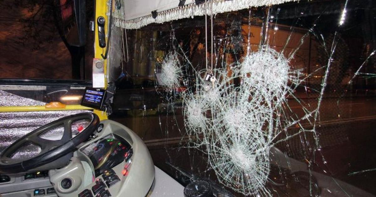 У Києві біля Лаври двоє хлопців розбили скло у тролейбусі, а потім побили водія і перехожого через зауваження
