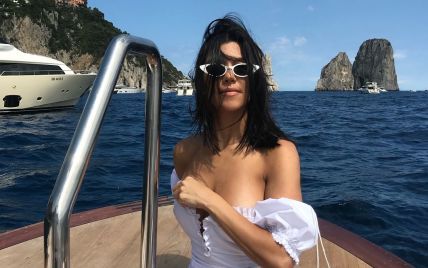 У білому вбранні та без ліфчика: Кортні Кардашян поділилася новими кадрами з відпустки