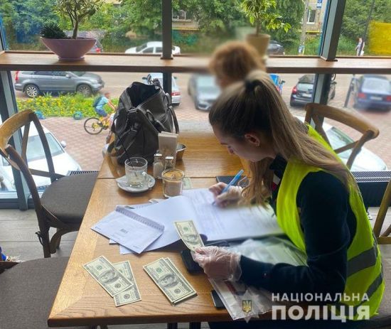 У Києві затримано адвокатку, яка за 12 тисяч доларів організовувала виїзд чоловіків за кордон: фото, відео
