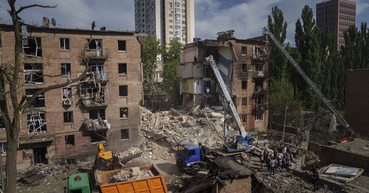 РФ вдарила ракетою по житловому будинку в Києві.