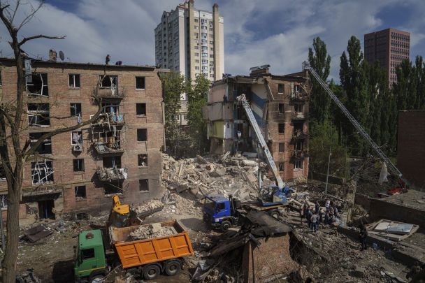 Ракета РФ прилетіла у житловий будинок в Шевченківському районі Києва. / © Associated Press
