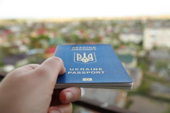 Поїхати за кордон подалі від обстрілів та блекаутів чи залишитися вдома попри війну: як зробити правильний вибір