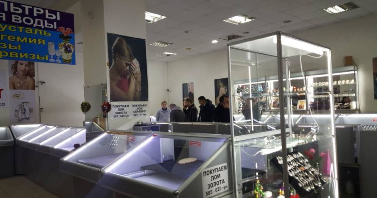 У Миколаєві невідомі серед дня пограбували ювелірний магазин і зі стріляниною втекли від поліції