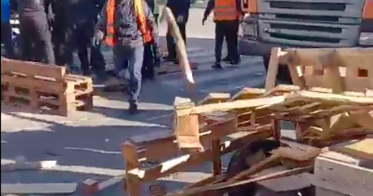 У Києві на Микільській Слобідці поліціянти відтіснили людей, щоб проїхала техніка забудовників