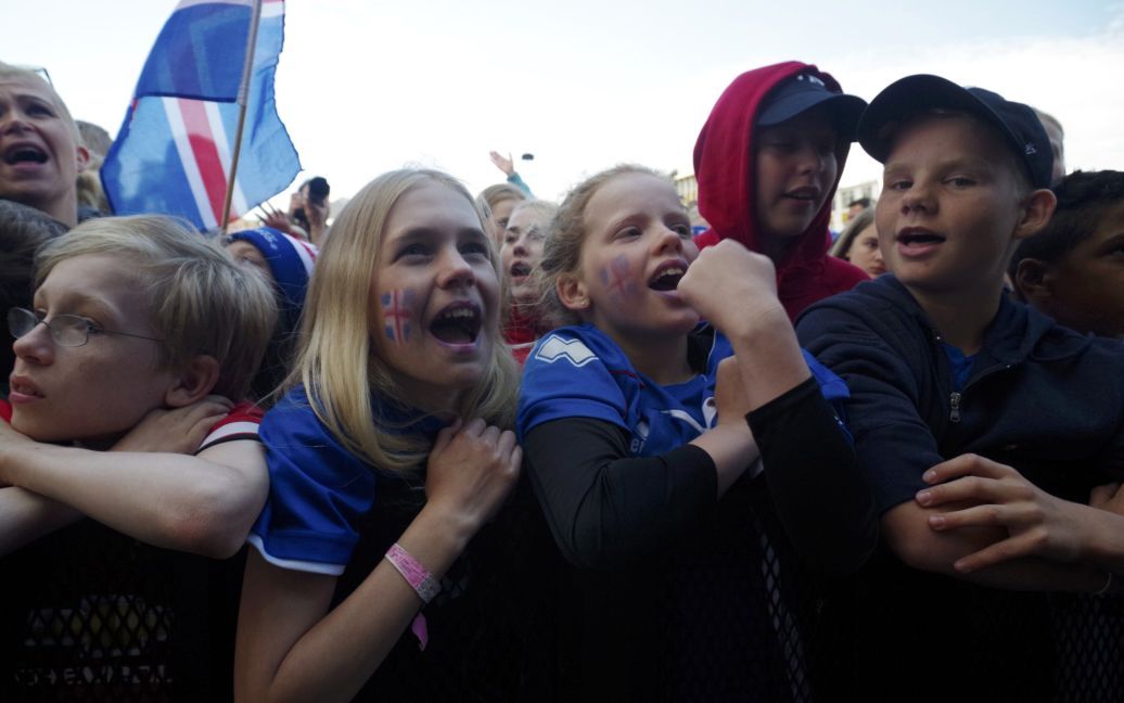 В Рейкьявике встретили сборную Исландии как героев. / © 