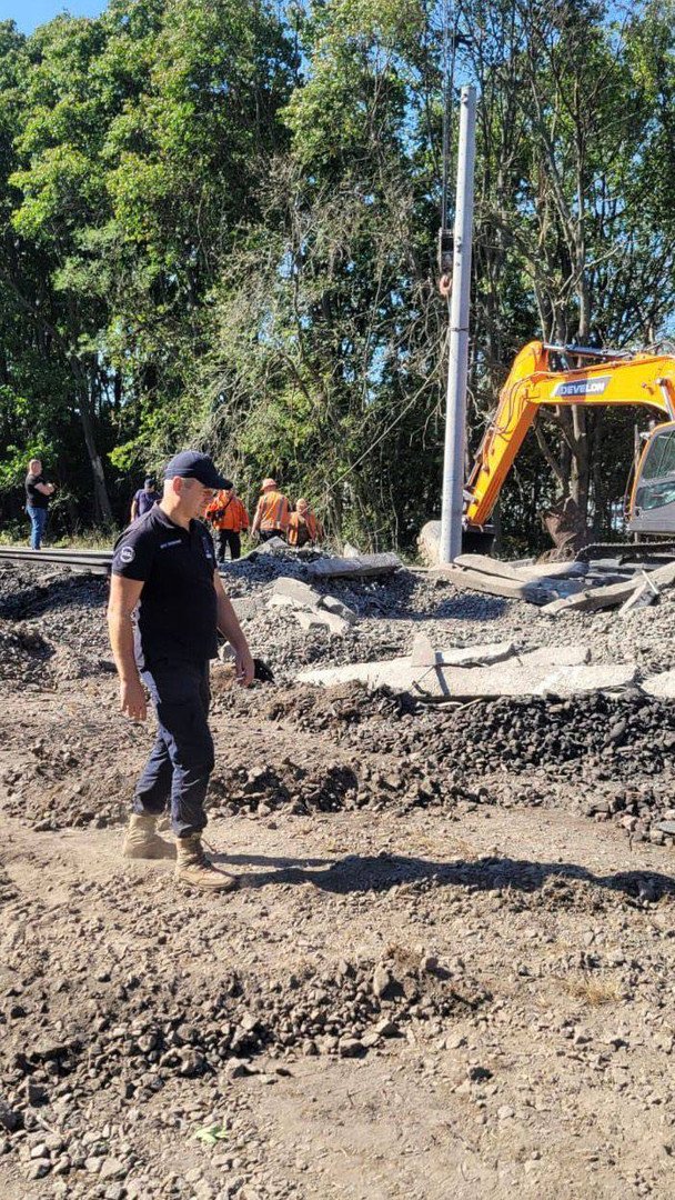 ГСЧС и Укрзализныця ликвидируют последствия взрыва в Киевской области