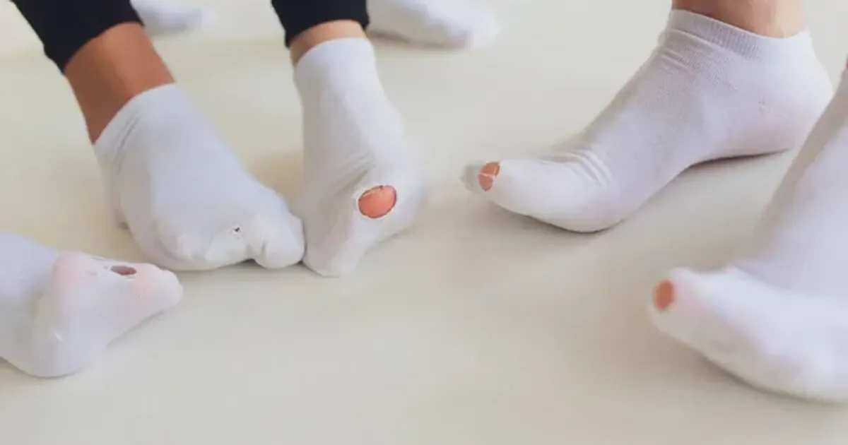 Дірки на шкарпетках